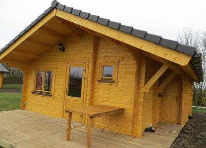 Interflex trekkershut comfort - 543 x 578 dakpannen bewerkt hout en extra tafel blokhut gebouwd op houten vlonder